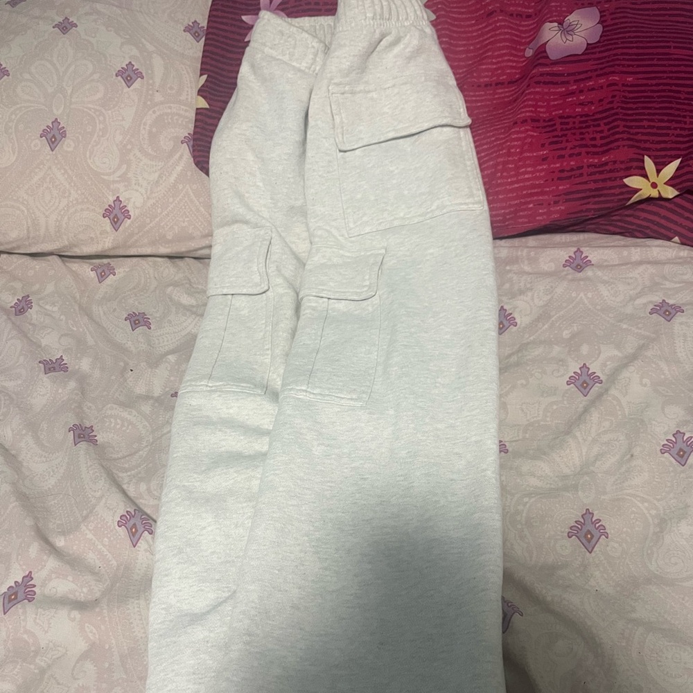 Aritzia White sweat Cargo Pants in Heather cloud white